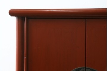 アジアンビンテージ　赤塗り　末広がりデザイン　円型金具付きのアンティーク調チャイニーズキャビネット　(R-083202)