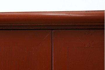 アジアンビンテージ　赤塗り　末広がりデザイン　円型金具付きのアンティーク調チャイニーズキャビネット　(R-083202)