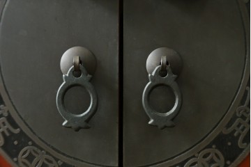 アジアンビンテージ　赤塗り　末広がりデザイン　円型金具付きのアンティーク調チャイニーズキャビネット　(R-083202)