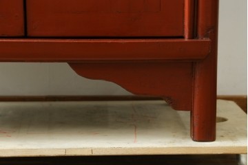 アジアンビンテージ　赤塗り　末広がりデザイン　円型金具付きのアンティーク調チャイニーズキャビネット　(R-083202)
