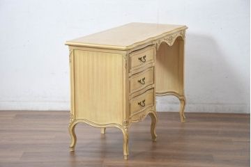 中古　イタリア輸入家具　かわいいロココデザイン　アンティーク調　柔らかなアイボリーカラーが空間を華やかに彩る彫刻入り片袖机(デスク、ワークデスク、片袖デスク、在宅用、在宅ワーク用)(定価約21万円)(R-083203)