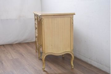 中古　イタリア輸入家具　かわいいロココデザイン　アンティーク調　柔らかなアイボリーカラーが空間を華やかに彩る彫刻入り片袖机(デスク、ワークデスク、片袖デスク、在宅用、在宅ワーク用)(定価約21万円)(R-083203)