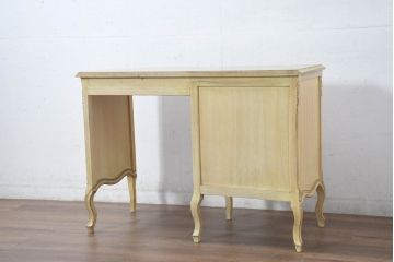 中古　イタリア輸入家具　かわいいロココデザイン　アンティーク調　柔らかなアイボリーカラーが空間を華やかに彩る彫刻入り片袖机(デスク、ワークデスク、片袖デスク、在宅用、在宅ワーク用)(定価約21万円)(R-083203)