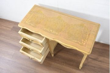 中古　イタリア輸入家具　かわいいロココデザイン　アンティーク調　柔らかなアイボリーカラーが空間を華やかに彩る彫刻入り片袖机(デスク、ワークデスク、片袖デスク、在宅用、在宅ワーク用)(定価約21万円)(R-083203)