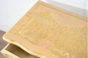 中古　イタリア輸入家具　かわいいロココデザイン　アンティーク調　柔らかなアイボリーカラーが空間を華やかに彩る彫刻入り片袖机(デスク、ワークデスク、片袖デスク、在宅用、在宅ワーク用)(定価約21万円)(R-083203)