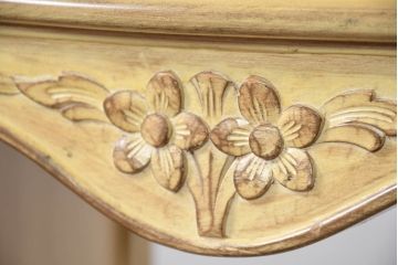 中古　イタリア輸入家具　かわいいロココデザイン　アンティーク調　柔らかなアイボリーカラーが空間を華やかに彩る彫刻入り片袖机(デスク、ワークデスク、片袖デスク、在宅用、在宅ワーク用)(定価約21万円)(R-083203)