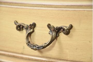 中古　イタリア輸入家具　かわいいロココデザイン　アンティーク調　柔らかなアイボリーカラーが空間を華やかに彩る彫刻入り片袖机(デスク、ワークデスク、片袖デスク、在宅用、在宅ワーク用)(定価約21万円)(R-083203)