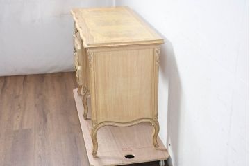 中古　イタリア輸入家具　かわいいロココデザイン　アンティーク調　柔らかなアイボリーカラーが空間を華やかに彩る彫刻入り片袖机(デスク、ワークデスク、片袖デスク、在宅用、在宅ワーク用)(定価約21万円)(R-083204)