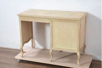 中古　イタリア輸入家具　かわいいロココデザイン　アンティーク調　柔らかなアイボリーカラーが空間を華やかに彩る彫刻入り片袖机(デスク、ワークデスク、片袖デスク、在宅用、在宅ワーク用)(定価約21万円)(R-083204)