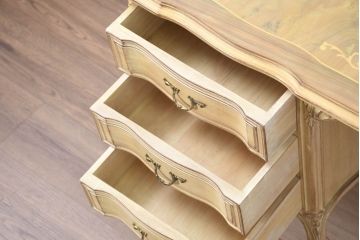 中古　イタリア輸入家具　かわいいロココデザイン　アンティーク調　柔らかなアイボリーカラーが空間を華やかに彩る彫刻入り片袖机(デスク、ワークデスク、片袖デスク、在宅用、在宅ワーク用)(定価約21万円)(R-083204)