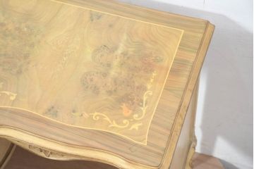 中古　イタリア輸入家具　かわいいロココデザイン　アンティーク調　柔らかなアイボリーカラーが空間を華やかに彩る彫刻入り片袖机(デスク、ワークデスク、片袖デスク、在宅用、在宅ワーク用)(定価約21万円)(R-083204)