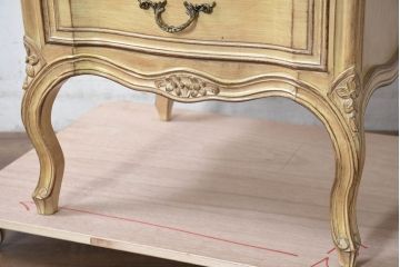 中古　イタリア輸入家具　かわいいロココデザイン　アンティーク調　柔らかなアイボリーカラーが空間を華やかに彩る彫刻入り片袖机(デスク、ワークデスク、片袖デスク、在宅用、在宅ワーク用)(定価約21万円)(R-083204)