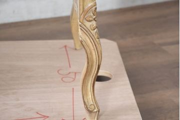 中古　イタリア輸入家具　かわいいロココデザイン　アンティーク調　柔らかなアイボリーカラーが空間を華やかに彩る彫刻入り片袖机(デスク、ワークデスク、片袖デスク、在宅用、在宅ワーク用)(定価約21万円)(R-083204)