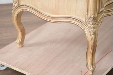 中古　イタリア輸入家具　かわいいロココデザイン　アンティーク調　柔らかなアイボリーカラーが空間を華やかに彩る彫刻入り片袖机(デスク、ワークデスク、片袖デスク、在宅用、在宅ワーク用)(定価約21万円)(R-083204)