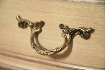 中古　イタリア輸入家具　かわいいロココデザイン　アンティーク調　柔らかなアイボリーカラーが空間を華やかに彩る彫刻入り片袖机(デスク、ワークデスク、片袖デスク、在宅用、在宅ワーク用)(定価約21万円)(R-083204)
