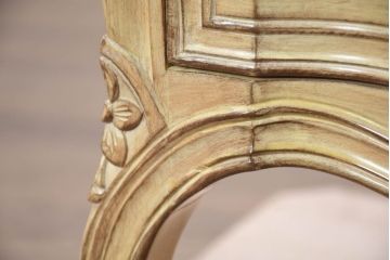 中古　イタリア輸入家具　かわいいロココデザイン　アンティーク調　柔らかなアイボリーカラーが空間を華やかに彩る彫刻入り片袖机(デスク、ワークデスク、片袖デスク、在宅用、在宅ワーク用)(定価約21万円)(R-083204)