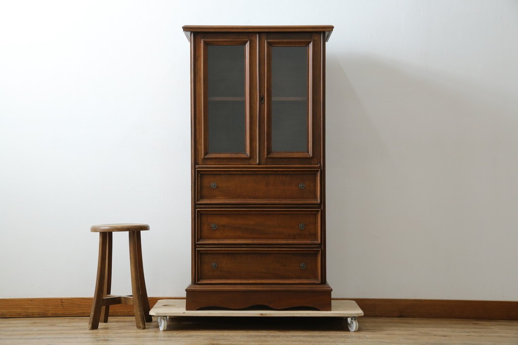 ヨーロッパヴィンテージ　小振りなサイズ!!　落ち着いた木味の縦型キャビネット　(R-083205)