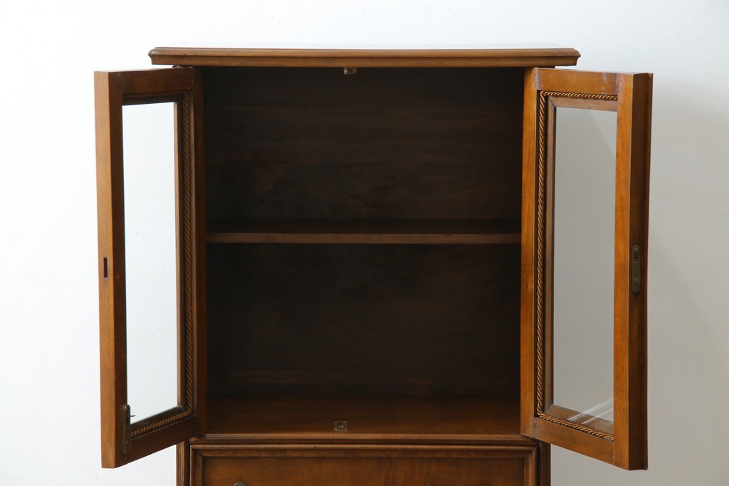 ヨーロッパヴィンテージ　小振りなサイズ!!　落ち着いた木味の縦型キャビネット　(R-083205)