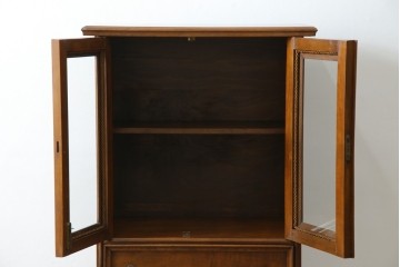 ヨーロッパヴィンテージ　小振りなサイズ!!　落ち着いた木味の縦型キャビネット　(R-083205)