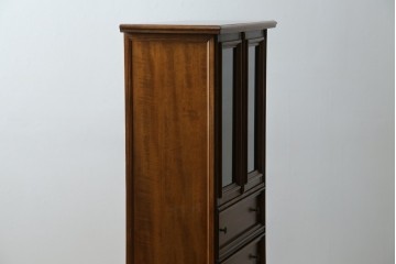 ヨーロッパヴィンテージ　小振りなサイズ!!　落ち着いた木味の縦型キャビネット　(R-083205)
