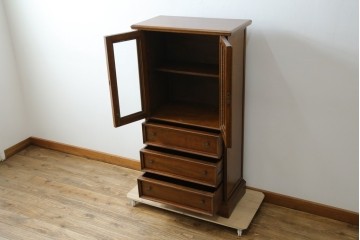 ヨーロッパヴィンテージ　小振りなサイズ!!　落ち着いた木味の縦型キャビネット　(R-083205)