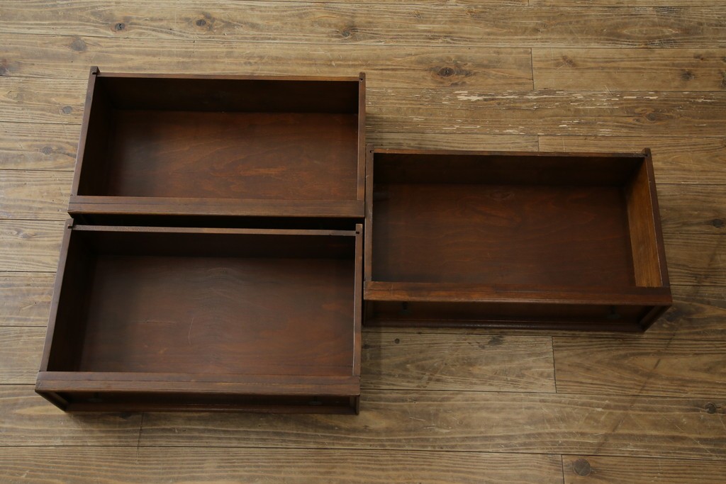 ヨーロッパヴィンテージ　小振りなサイズ!!　落ち着いた木味の縦型キャビネット　(R-083205)