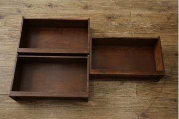 ヨーロッパヴィンテージ　小振りなサイズ!!　落ち着いた木味の縦型キャビネット　(R-083205)