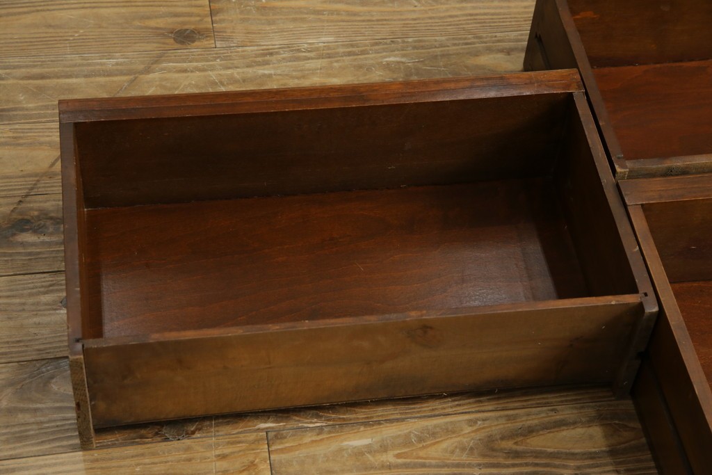 ヨーロッパヴィンテージ　小振りなサイズ!!　落ち着いた木味の縦型キャビネット　(R-083205)