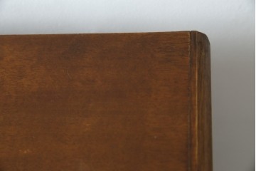 ヨーロッパヴィンテージ　小振りなサイズ!!　落ち着いた木味の縦型キャビネット　(R-083205)