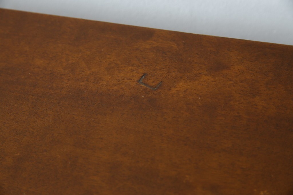 ヨーロッパヴィンテージ　小振りなサイズ!!　落ち着いた木味の縦型キャビネット　(R-083205)