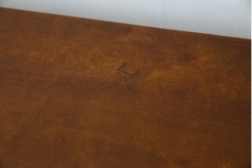 ヨーロッパヴィンテージ　小振りなサイズ!!　落ち着いた木味の縦型キャビネット　(R-083205)