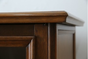 ヨーロッパヴィンテージ　小振りなサイズ!!　落ち着いた木味の縦型キャビネット　(R-083205)