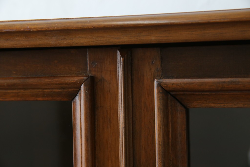 ヨーロッパヴィンテージ　小振りなサイズ!!　落ち着いた木味の縦型キャビネット　(R-083205)