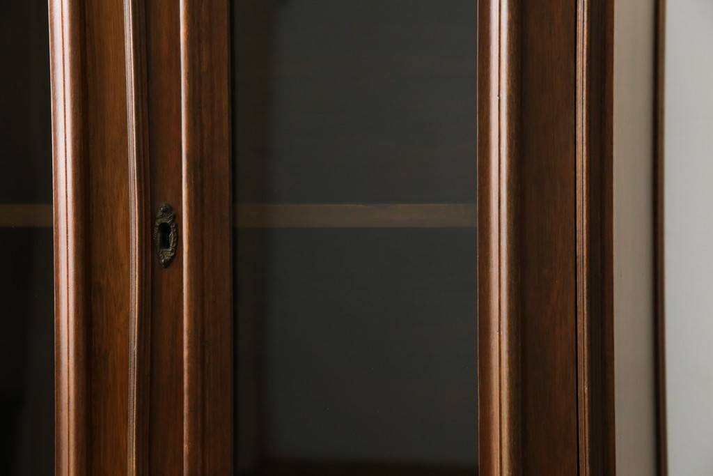 ヨーロッパヴィンテージ　小振りなサイズ!!　落ち着いた木味の縦型キャビネット　(R-083205)