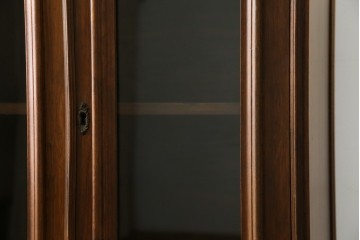 ヨーロッパヴィンテージ　小振りなサイズ!!　落ち着いた木味の縦型キャビネット　(R-083205)