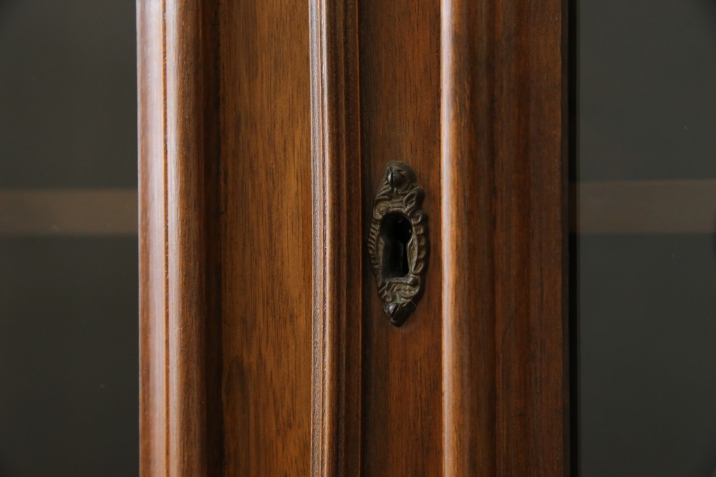 ヨーロッパヴィンテージ　小振りなサイズ!!　落ち着いた木味の縦型キャビネット　(R-083205)