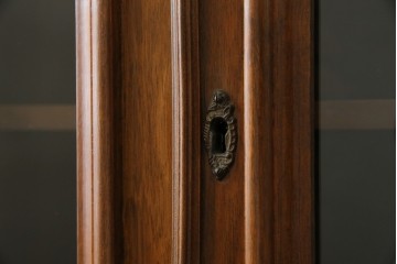 ヨーロッパヴィンテージ　小振りなサイズ!!　落ち着いた木味の縦型キャビネット　(R-083205)