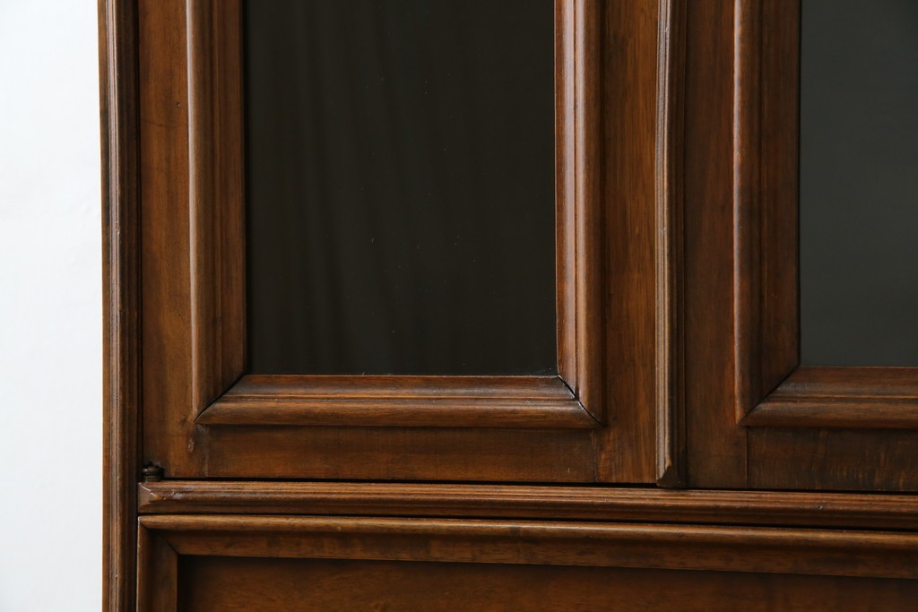 ヨーロッパヴィンテージ　小振りなサイズ!!　落ち着いた木味の縦型キャビネット　(R-083205)