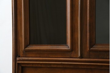 ヨーロッパヴィンテージ　小振りなサイズ!!　落ち着いた木味の縦型キャビネット　(R-083205)