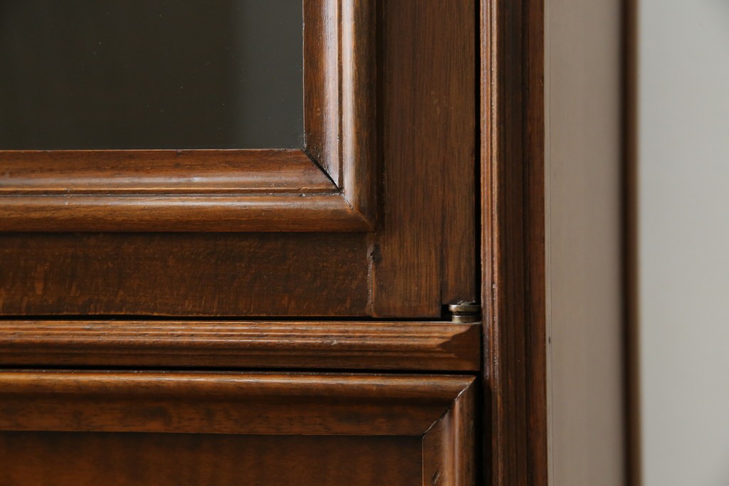 ヨーロッパヴィンテージ　小振りなサイズ!!　落ち着いた木味の縦型キャビネット　(R-083205)