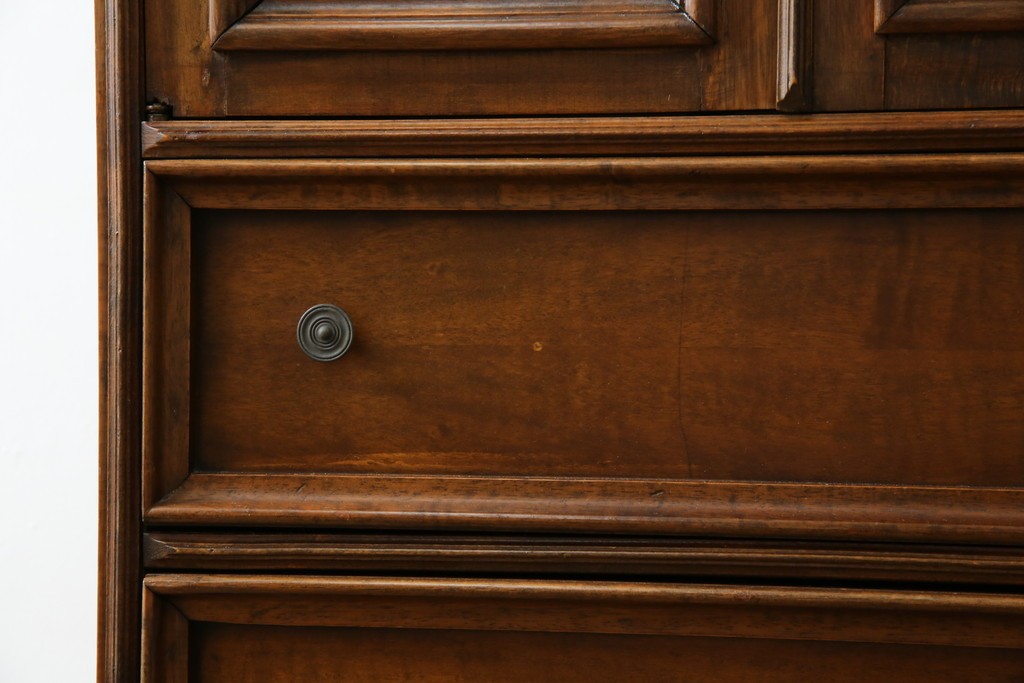 ヨーロッパヴィンテージ　小振りなサイズ!!　落ち着いた木味の縦型キャビネット　(R-083205)