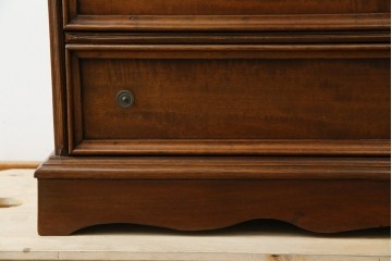 ヨーロッパヴィンテージ　小振りなサイズ!!　落ち着いた木味の縦型キャビネット　(R-083205)