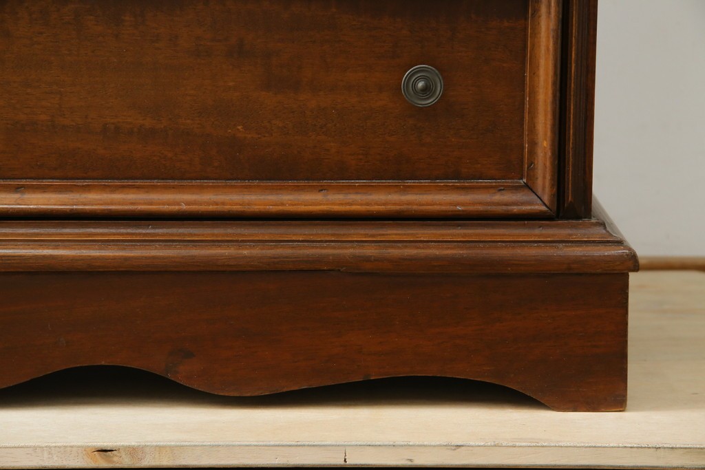 ヨーロッパヴィンテージ　小振りなサイズ!!　落ち着いた木味の縦型キャビネット　(R-083205)