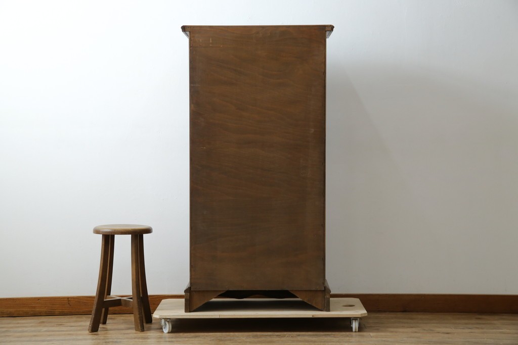 ヨーロッパヴィンテージ　小振りなサイズ!!　落ち着いた木味の縦型キャビネット　(R-083205)