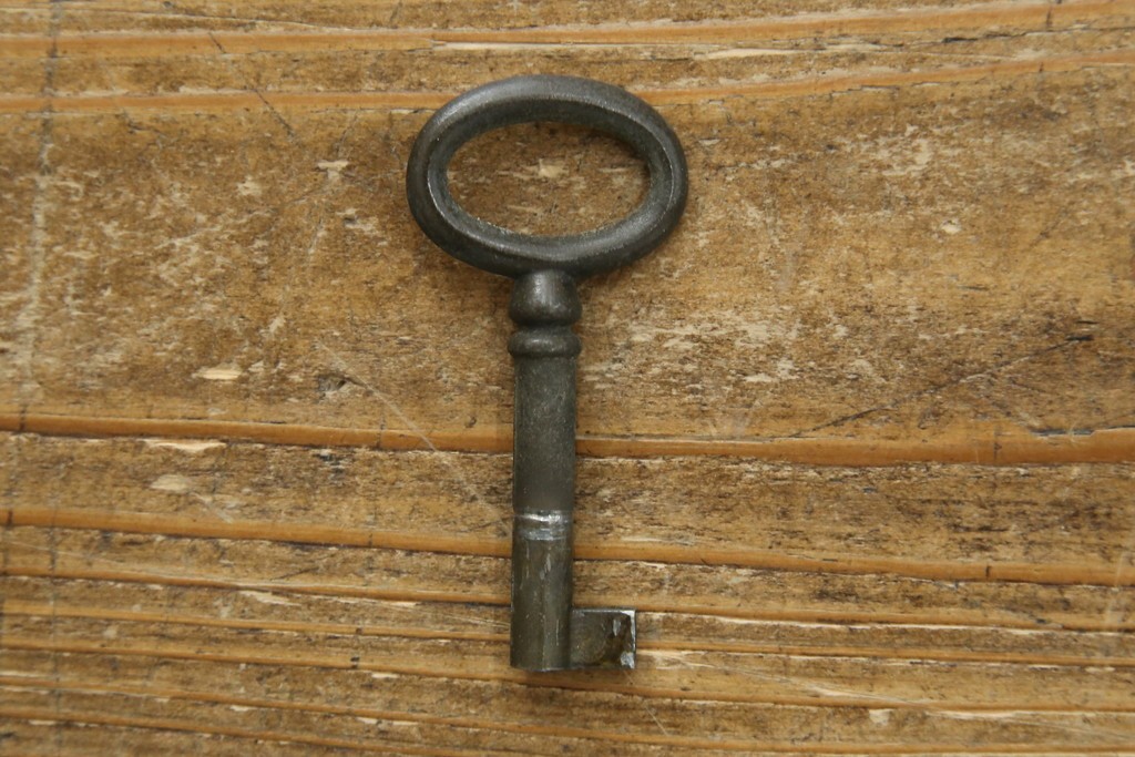 ヨーロッパヴィンテージ　小振りなサイズ!!　落ち着いた木味の縦型キャビネット　(R-083205)