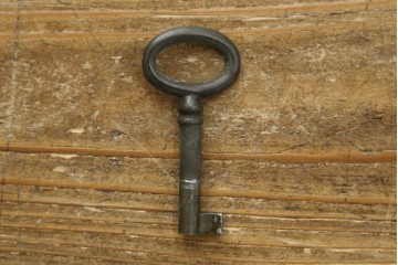 ヨーロッパヴィンテージ　小振りなサイズ!!　落ち着いた木味の縦型キャビネット　(R-083205)