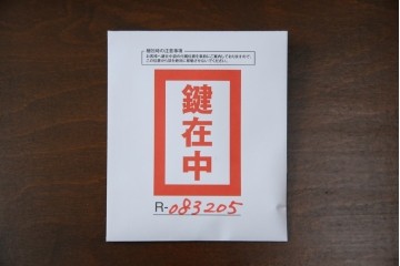 ヨーロッパヴィンテージ　小振りなサイズ!!　落ち着いた木味の縦型キャビネット　(R-083205)