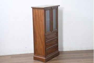 ヨーロッパビンテージ　小振りなサイズ!!　落ち着いた木味の縦型キャビネット(戸棚、収納棚、カップボード、食器棚、ヴィンテージ)(R-083205)