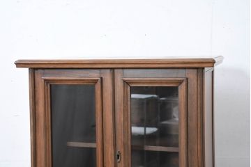 ヨーロッパビンテージ　小振りなサイズ!!　落ち着いた木味の縦型キャビネット(戸棚、収納棚、カップボード、食器棚、ヴィンテージ)(R-083205)