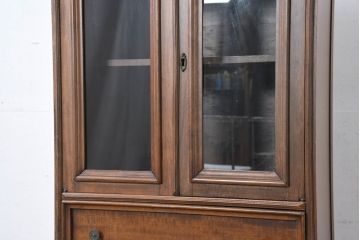 ヨーロッパビンテージ　小振りなサイズ!!　落ち着いた木味の縦型キャビネット(戸棚、収納棚、カップボード、食器棚、ヴィンテージ)(R-083205)